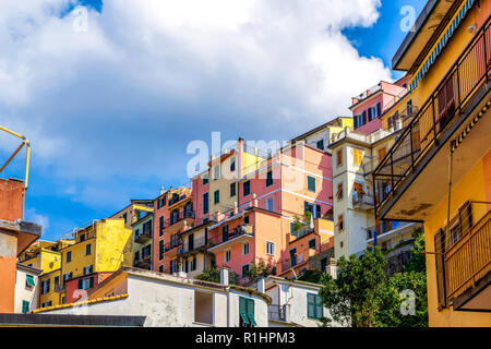 Bunte Häuser im Dorf Riomaggiore Italien Stockfoto