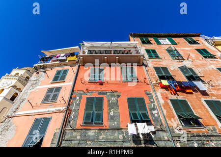 Bunte Häuser im Dorf Riomaggiore Italien Stockfoto