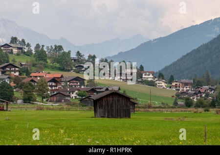 Landwirtschaftlichen Schuppen auf der Bergseite. Im Stubaital, Tirol, Österreich fotografiert. Stockfoto