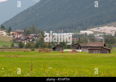 Landwirtschaftlichen Schuppen auf der Bergseite. Im Stubaital, Tirol, Österreich fotografiert. Stockfoto