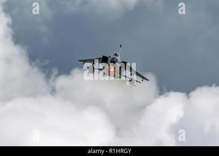 Die deutsche Luftwaffe, Panavia Tornado im Flug fotografiert im Royal International Air Tattoo (RIAT) Stockfoto