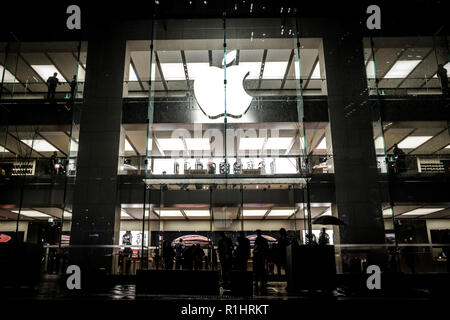 Eingang von Apple Store auf der George Street in Sydney, Australien gesehen. Stockfoto