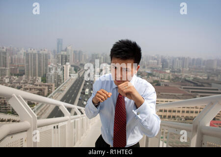 Portrait einer jungen Geschäftsmann, der mit seinen Fäusten angehoben. Stockfoto