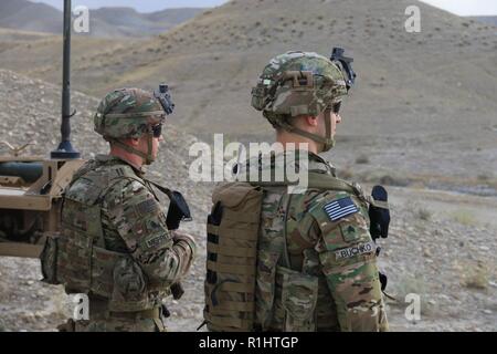 Raider Brigade Soldaten aus 2.Bataillon, 23 Infanterie Regiment, 1 Stryker Brigade Combat Team, 4 Infanterie Division, geben Sicherheit in der Nähe von ihrem gepanzerten Fahrzeug in Afghanistan, 21. September 2018. Soldaten oft bieten Sicherheit als Koalitionspartner beraten und die nationale afghanische Armee auszubilden. Us-Armee Stockfoto