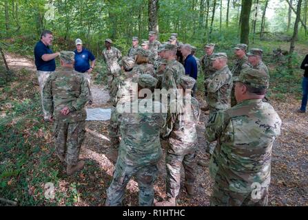 Die US-Armee Mitte der militärischen Geschichte Gastgeber einer Reihe von Personal Fahrten während der Sieg über Es Weltkrieg centennial Gedenkfeiern in der meuse-argonne Bereich des ländlichen Frankreich, Sept. 20, 2018. Jede der drei verschiedene Fahrten folgte den Bewegungen eines anderen American Expeditionary Force Corps und die Fahrt Teilnehmer sind Mitglieder der verschiedenen Nachkomme Einheiten der heutigen US-Armee finden. Bilder hier sind von der I Corps Route in der Nähe des Argonne Forest, und Deutschen Schützengräben, der Bunker von Prinz Wilhelm, eine massive mine Krater, der durch die französischen Truppen gemacht und die Pennsylvan Stockfoto