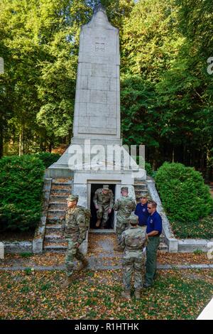 Die US-Armee Mitte der militärischen Geschichte Gastgeber einer Reihe von Personal Fahrten während der Sieg über Es Weltkrieg centennial Gedenkfeiern in der meuse-argonne Bereich des ländlichen Frankreich, Sept. 20, 2018. Jede der drei verschiedene Fahrten folgte den Bewegungen eines anderen American Expeditionary Force Corps und die Fahrt Teilnehmer sind Mitglieder der verschiedenen Nachkomme Einheiten der heutigen US-Armee finden. Bilder hier sind von der I Corps Route in der Nähe des Argonne Forest, und Deutschen Schützengräben, der Bunker von Prinz Wilhelm, eine massive mine Krater, der durch die französischen Truppen gemacht und die Pennsylvan Stockfoto