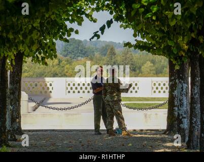 Die US-Armee Mitte der militärischen Geschichte Gastgeber einer Reihe von Personal Fahrten während der Sieg über Es Weltkrieg centennial Gedenkfeiern in der meuse-argonne Bereich des ländlichen Frankreich, Sept. 20, 2018. Jede der drei verschiedene Fahrten folgte den Bewegungen eines anderen American Expeditionary Force Corps und die Fahrt Teilnehmer sind Mitglieder der verschiedenen Nachkomme Einheiten der heutigen US-Armee finden. Bilder hier sind von der I Corps Route in der Nähe des Argonne Forest, und Deutschen Schützengräben, der Bunker von Prinz Wilhelm, eine massive mine Krater, der durch die französischen Truppen gemacht und die Pennsylvan Stockfoto