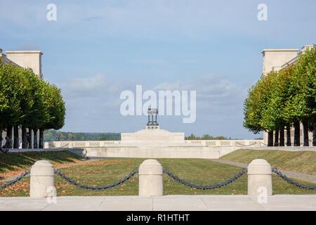 Die US-Armee Mitte der militärischen Geschichte Gastgeber einer Reihe von Personal Fahrten während der Sieg über Es Weltkrieg centennial Gedenkfeiern in der meuse-argonne Bereich des ländlichen Frankreich, Sept. 20, 2018. Jede der drei verschiedene Fahrten folgte den Bewegungen eines anderen American Expeditionary Force Corps und die Fahrt Teilnehmer sind Mitglieder der verschiedenen Nachkomme Einheiten der heutigen US-Armee finden. Bilder hier sind von der I Corps Route in der Nähe des Argonne Forest, und Deutschen Schützengräben, der Bunker von Prinz Wilhelm, eine massive mine Krater, der durch die französischen Truppen gemacht und die Pennsylvan Stockfoto