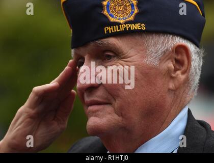 Us Air Force Veteran Chris Vaia, macht ein Gruß während dem Abspielen der US-Nationalhymne in der Kriegsgefangenschaft und Missing in Action Gedenkveranstaltung am Osan Flughafen, der Republik Korea, Sept. 20, 2018. Nach Angaben des Verteidigungsministeriums POW/MIA Accounting Agentur, mehr als 82.000 Amerikaner bleiben fehlt aus dem zweiten Weltkrieg, dem Koreakrieg, Vietnam Krieg, Kalter Krieg, Golf Kriege und andere Konflikte. Stockfoto