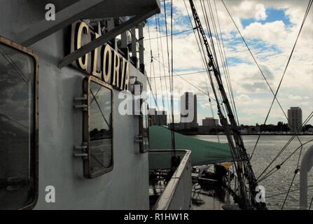 Eine aft Blick auf den Elizabeth River und die Portsmouth, Virginia Waterfront von der Kolumbianischen Marine ARC Gloria. Die drei Dreimaster segeln Barke ist das Flaggschiff der Kolumbianischen Marine und ist in einem ausbildungskapazitäten Zukunft Marineoffiziere zu Schulen genutzt, die in der Kolumbianischen Naval Academy. Stockfoto