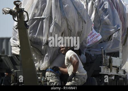 145 Aircraft Maintenance Squadron Mitglieder erhalten einen Back-up-C-17 Globemaster III Motor anlassen, während der Versand ein Training Motor auf der North Carolina Air National Guard (NCANG), Charlotte Douglas International Airport, Sept. 20, 2018. Die NCANG ist im Übergang vom Fliegen Hercules C-130 Flugzeugen zu C-17 Globemaster III Flugzeuge, und während beide sind Ladung Flugzeuge, die C-17 Globemaster III ist viel größer. Stockfoto