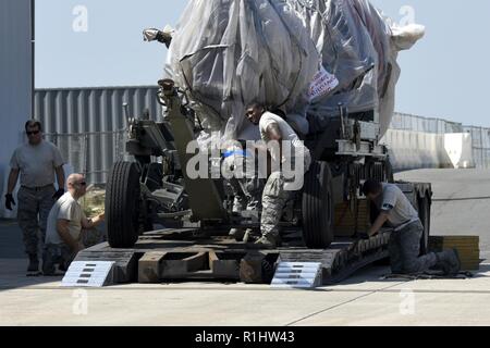 145 Aircraft Maintenance Squadron Mitglieder erhalten einen Back-up-C-17 Globemaster III Motor anlassen, während der Versand ein Training Motor auf der North Carolina Air National Guard (NCANG), Charlotte Douglas International Airport, Sept. 20, 2018. Die NCANG ist im Übergang vom Fliegen Hercules C-130 Flugzeugen zu C-17 Globemaster III Flugzeuge, und während beide sind Ladung Flugzeuge, die C-17 Globemaster III ist viel größer. Stockfoto