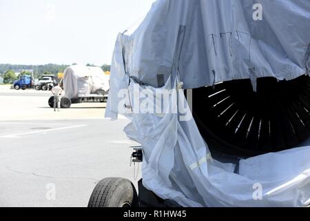 145 Aircraft Maintenance Squadron Mitglieder erhalten einen Back-up-C-17 Globemaster III Motor anlassen, während der Versand ein Training Motor auf der North Carolina Air National Guard (NCANG), Charlotte Douglas International Airport, Sept. 20, 2018. Die NCANG ist im Übergang vom Fliegen Hercules C-130 Flugzeugen zu C-17 Globemaster III Flugzeuge, und während beide sind Ladung Flugzeuge, die C-17 Globemaster III ist viel größer. Stockfoto