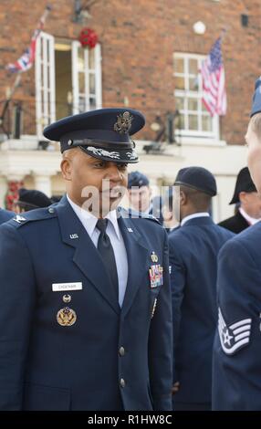 Us Air Force Colonel Ronald Loudon, Stellvertretender Kommandeur 501. Unterstützen Flügel, spricht mit Flieger von der 423Rd Air Base Gruppe während einer Freiheit der Huntingdon Zeremonie in der Stadt von Huntingdon, England an Sept. 21, 2018. Die Einheit wurde die Ehre der Erhalt der Freiheit der Huntingdon in Anerkennung der Freundschaft, die zwischen der Stadt und der 501. CSW besteht, verliehen. Stockfoto