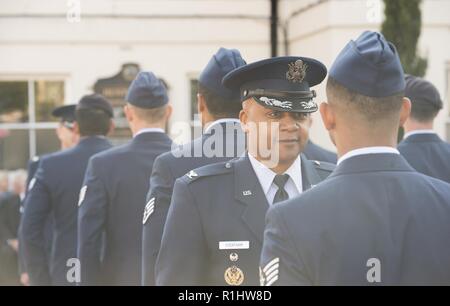 Us Air Force Colonel Ronald Loudon, Stellvertretender Kommandeur 501. Unterstützen Flügel, spricht mit Flieger von der 423Rd Air Base Gruppe während einer Freiheit der Huntingdon Zeremonie in der Stadt von Huntingdon, England an Sept. 21, 2018. Die Einheit wurde die Ehre der Erhalt der Freiheit der Huntingdon in Anerkennung der Freundschaft, die zwischen der Stadt und der 501. CSW besteht, verliehen. Stockfoto