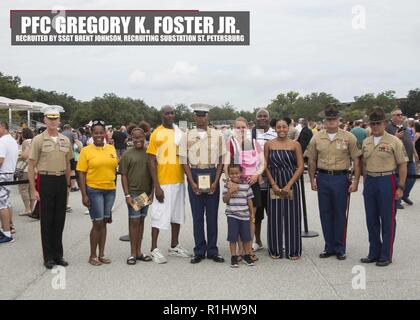 Pfc. Gregory K. Foster Jr. abgeschlossen Marine Corps Ausbildung als die Ehre, Absolvent der Platoon 2074, Firma G rekrutieren, 2.BATAILLON, rekrutieren Training Regiment, an Bord des Marine Corps Recruit Depot Parris Island, South Carolina, Sept. 21, 2018. Foster Jr., ein Absolvent der Landschaft High School in Palm Harbor, Florida, wurde von Staff Sgt rekrutiert. Brent A. Johnson von der Rekrutierung Umspannwerk St. Petersburg, Florida. Stockfoto