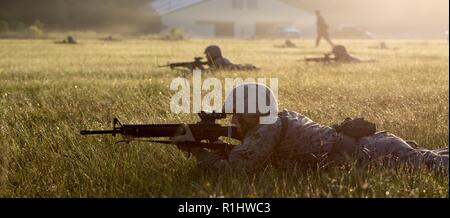 Rct. James McConnell, Platoon 3072, Lima, 3 Recruit Training Bataillon, rundet ein Ereignis während der tiegel Sept. 20, 2018, auf Parris Island, S.C. Der Tiegel ist ein 54 Stunden Höhepunkt, die Rekruten, im Team zu arbeiten und Herausforderungen zu überwinden, um den Titel United States Marine zu erwerben. Stockfoto