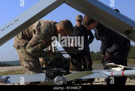 Soldaten mit der 91St Engineer Battalion vorbereiten AAI RQ-7 Shadow Unmanned Aerial Vehicle (UAV) für Start Sept. 20 während Sabre Kreuzung 18 Übung in Hohenfels, Deutschland. Sabre Kreuzung 18 Ist der 173Rd Airborne Brigade Combat Training Center Zertifizierung bei den Grafenwöhr und Hohenfels Ausbildung Bereiche, Sept. 4 - 1. Oktober 2018 statt. Die US-Army Europe - Geleitete Übung sollen die Bereitschaft der Feuerwehr unified Land arbeiten in einer gemeinsamen, kombinierten Umwelt zu führen und die Interoperabilität mit den teilnehmenden Alliierten und Partne zu beurteilen, zu fördern. Stockfoto