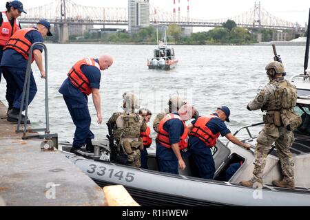 NEW YORK - Coast Guard Besatzungsmitglieder an Bord eines 33-Fuß-Special Purpose Handwerk - Strafverfolgung Boot von Coast Guard Maritime Security Response Team (MSRT) transport Personal während einer Messe Unfallversicherung Bohrer auf dem East River außerhalb der Gebäude der Vereinten Nationen, Sept. 21, 2018 durchgeführt. Die Küstenwache zusammen mit mehreren Agenturen, die Unterstützung für die Sicherheit im Seeverkehr und Sicherheit während des Landes größte nationale spezielle Security Event (nsse). Stockfoto