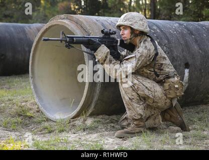 Rekrutieren James McConnell, mit Lima Company, 3 Recruit Training Bataillon, übernimmt eine kniende Körperhaltung während der Tiegel, auf Marine Corps Recruit Depot Parris Island, S.C., Sept. 20, 2018. Der Tiegel ist ein 54-Stunden Höhepunkt, die Rekruten zu arbeiten als Team die Herausforderungen der Titel des United States Marine zu erwerben, zu überwinden. Stockfoto