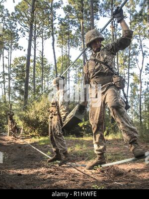 Rekrutieren James McConnell, mit Lima Company, 3 Recruit Training Bataillon, vervollständigt ein Seil Hindernis mit einem Kollegen während der Tiegel, auf Marine Corps Recruit Depot Parris Island, S.C., Sept. 20, 2018 rekrutieren. Der Tiegel ist ein 54-Stunden Höhepunkt, die Rekruten zu arbeiten als Team die Herausforderungen der Titel des United States Marine zu erwerben, zu überwinden. Stockfoto