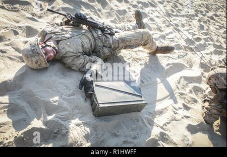 Rekrutieren James McConnell, mit Lima Company, 3 Recruit Training Bataillon, niedrige kriecht mit einer Munition kann während der Tiegel, auf Marine Corps Recruit Depot Parris Island, S.C., Sept. 20, 2018. Der Tiegel ist ein 54-Stunden Höhepunkt, die Rekruten zu arbeiten als Team die Herausforderungen der Titel des United States Marine zu erwerben, zu überwinden. Stockfoto