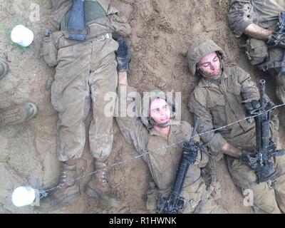 Rekrutieren James McConnell, mit Lima Company, 3 Recruit Training Bataillon, kriecht unter Stacheldraht während der Tiegel, auf Marine Corps Recruit Depot Parris Island, S.C., Sept. 20, 2018. Der Tiegel ist ein 54-Stunden Höhepunkt, die Rekruten zu arbeiten als Team die Herausforderungen der Titel des United States Marine zu erwerben, zu überwinden. Stockfoto