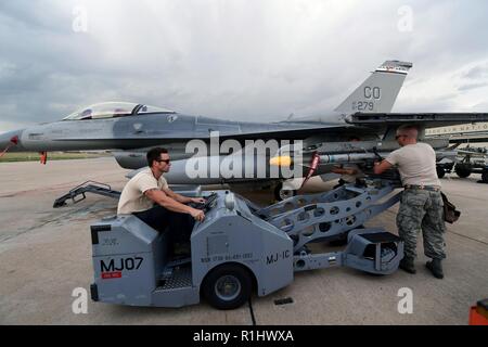 Staff Sgt. Kevin Isaac, rechts, und Tech. Sgt. Lawrence Rozelaarferrell, beide 140 Aircraft Maintenance Squadron Flugzeuge Rüstung system Techniker, bereiten Sie eine Ziel-9-Rakete auf einer F-16 Fighting Falcon zu einem anderen Air Frame verschoben, Buckley Air Force Base, Colorado, Sept. 19, 2018. Ob ein Avionik Spezialist, Crew Chief oder Hydraulik Spezialist, der Wartung Flieger sind verantwortlich für die Aufrechterhaltung der Mission - den Status "Bereit" von über 20 F-16. Stockfoto