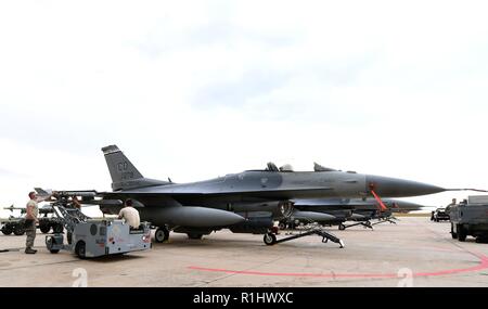 Flugzeuge Rüstung system Techniker an die 140 Aircraft Maintenance Squadron Guide die Bombe lift Operator auf dem Weg zu einem Ziel-9 Rakete Buckley Air Force Base, Colorado, Sept. 19, 2018 zugeordnet. Ob ein Avionik Spezialist, Crew Chief oder Hydraulik Spezialist, der Wartung Flieger sind verantwortlich für die Aufrechterhaltung der Mission - den Status "Bereit" von über 20 F-16. Stockfoto