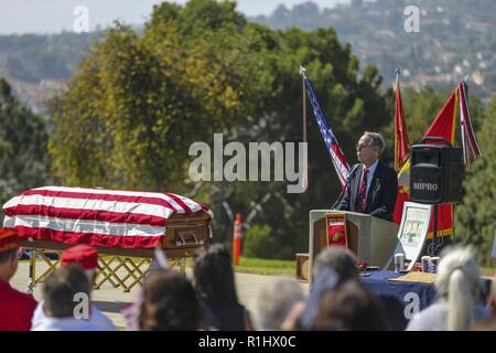 Us Marine Corps Cpl. Robert Ezell, mit Firma F, 2nd Battalion, 7th Marine Regiment, 1st Marine Division, spricht während Pfc. Roger Gonzales' Trauerfeier am Grünen Hügel Leichenhalle und Memorial Chaple, Rancho Palos Verdes, Kalifornien, Sept. 21, 2018. Gonzales war in Aktion November 29,1950 getötet, von feindliche Heckenschützen beim Versuch, eine verlorene Genosse auf Fox Hill, wo er kurz nach begraben zu finden. Stockfoto