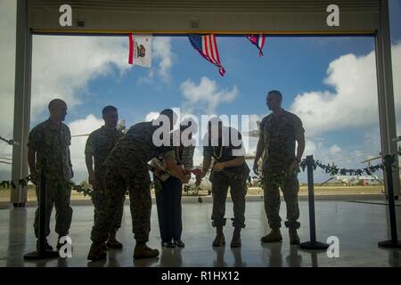 Us Marine Corps Brig. Gen. Robert Sofge Jr. (dritter von links), der stellvertretende Befehlshaber des US Marine Corps Forces, Pazifik, Cynthia Thielen (Mitte), Hawaii State Repräsentanten, und Oberstleutnant Brian Clifton (Zweiter von rechts), kommandierender Offizier, Marine Medium Tiltrotor Squadron (VMM) 363, der Maile lei während Hangar Widmung der VMM 363 Zeremonie lösen, Marine Corps Air Station Kaneohe Bay, Marine Corps Base Hawaii, Sept. 21, 2018. Die Widmung Zeremonie feierten die Ankunft der Marines mit VMM 363 und alle, die in den Bau des Hangars unterstützt. Die Ankunft einer zweiten MV-22 Stockfoto