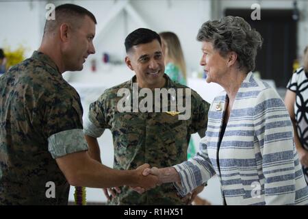 Us Marine Corps Oberstleutnant Clifton, Links, kommandierender Offizier, Marine Tiltrotor Squadron (VMM) 363, Oberstleutnant Raul Lianez, Mitte, kommandierender Offizier, Marine Corps Base Hawaii (MCBH), grüßen Cynthia Thielen, Hawaii State Vertreter, während Hangar Einweihung Marine Medium Tiltrotor das Geschwader (VMM) 363, Marine Corps Air Station Kaneohe Bay, MCBH, Sept. 21, 2018. Die Widmung Zeremonie feierten die Ankunft der Marines mit VMM 363 und alle, die in den Bau des Hangars unterstützt. Die Ankunft einer zweiten B MV-22 Osprey Geschwader deutlich erhöht Marine Flugzeuge Gruppe 24 Stockfoto