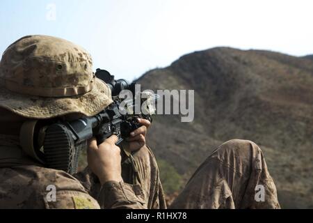 Dschibuti (Sept. 19, 2018) Lance Cpl. Ethan Aldrich, ein Rifleman zu India Company, Bataillon Landung Team 3/1, 13 Marine Expeditionary Unit, Sehenswürdigkeiten in mit seiner Infanterie automatisches Gewehr während einer Firma Patrouille während der Teilnahme an Theater amphibischen bekämpfen Probe (TACR) 18. Geführt von Naval Amphibious Force, Task Force 51/5 th Marine Expeditionary Brigade, TACR integriert die US Navy und Marine Corps Vermögenswerte zu üben und eine Reihe von kritischen bekämpfen - ähnliche Funktionen für US Central Command, sowohl über Wasser und an Land, Stabilität und Sicherheit in der Region zu fördern. U Stockfoto