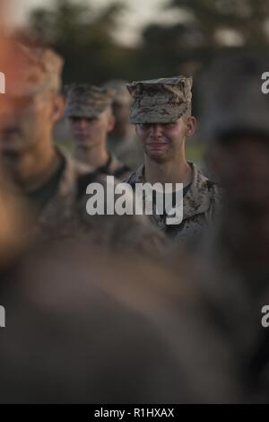 Rekrutieren James McConnell, mit Lima Company, 3 Recruit Training Bataillon, erhält er den Adler, Globus und Anker nach Abschluss der Tiegel, auf Marine Corps Recruit Depot Parris Island, S.C., Sept. 22, 2018. Der Tiegel ist ein 54-Stunden Höhepunkt, die Rekruten zu arbeiten als Team die Herausforderungen der Titel des United States Marine zu erwerben, zu überwinden. Stockfoto