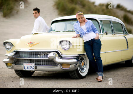Der Mann und die Frau steht neben Gelb retro Auto Stockfoto