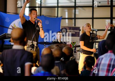 Mitglieder der United States Air Forces in Europa - Luftstreitkräfte Afrika band Touch 'n Go ein Konzert für Kinder in Ponte City in Johannesburg, Südafrika, 21. September 2018 durchzuführen. Die Leistung der Band bietet eine einzigartige Gelegenheit für die USA starke Verbindungen mit ihren afrikanischen Partnern und ihren Gemeinschaften zu entwickeln. Stockfoto