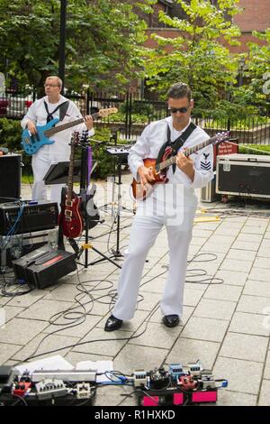 SPRINGFIELD, Massachusetts (September, 22 2018) Musiker 1. Klasse Colin Greggs, Portsmouth, Virginia. native und Gitarrist für Marine Band nordöstlich der "Rhode Island Sound' an der Dr. Seuss National Memorial Sculpture Garden in Springfield Marine Woche durchführt. Marine Wochen sind so konzipiert, dass sie die Öffentlichkeit mit Navy Sailors, Programme und Einrichtungen im ganzen Land zu verbinden. Jedes Jahr, Amerikas Marine nach Hause kommt auf ca. 15 Städten im ganzen Land zu zeigen, warum die Amerikaner eine starke Marine entscheidend für den American Way of Life. Stockfoto