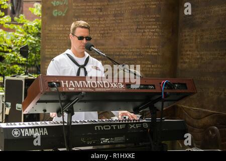SPRINGFIELD, Massachusetts (September, 22 2018) Musiker 3. Klasse Gene, Pensacola, Fla. native und Keyboarder/Sänger für Marine Band nordöstlich der "Rhode Island Sound' an der Dr. Seuss National Memorial Sculpture Garden in Springfield Marine Woche durchführt. Marine Wochen sind so konzipiert, dass sie die Öffentlichkeit mit Navy Sailors, Programme und Einrichtungen im ganzen Land zu verbinden. Jedes Jahr, Amerikas Marine nach Hause kommt auf ca. 15 Städten im ganzen Land zu zeigen, warum die Amerikaner eine starke Marine entscheidend für den American Way of Life. Stockfoto