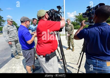 Us-Armee Oberstleutnant Cindi König, der Public Affairs Officer zu Joint Forces Zentrale sind, gibt ein Interview nach einem Media Flug am South Carolina Emergency Management Division September 21, 2018. Mehr als 3.400 South Carolina National Guard Flieger und Soldaten wurden mobilisiert, vorzubereiten, zu reagieren und in der Wiederaufnahme Bemühungen als Tropischer Sturm Florenz Überschwemmungen und Schäden an den Mitgliedstaat verursacht teilnehmen. Stockfoto