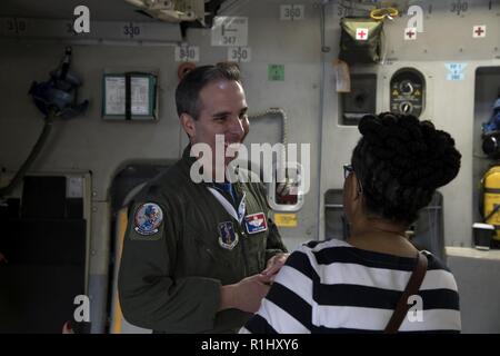 Oberstleutnant Mark Baumwolle, ein Pilot der 105 Luftbrücke Flügel zugeordnet, spricht mit einem lokalen in Waterkloof Air Force Base, Südafrika während der Afrikanische Luft-/Raumfahrt- und Verteidigungsindustrie Ausstellung, Sept. 20, 2018. Baumwolle ist Teil eines Kontingentes von New York Luft und Armee Wachmännern Streitkräfte ihren Stand auf der Messe vertreten. Stockfoto