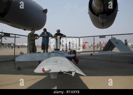 Spc. Robert Blake, ein unbemanntes System Betreuer D. Co 152 Brigade Ingenieur Bataillon zugeordnet, erklärt die Funktionen der RQ-7 Shadow zu den Einheimischen in Waterkloof Air Force Base, Südafrika während der Afrikanische Luft-/Raumfahrt- und Verteidigungsindustrie Ausstellung, Sept. 22, 2018. Blake ist Teil eines Kontingentes von New York Luft und Armee Wachmännern Streitkräfte ihren Stand auf der Messe vertreten. Stockfoto