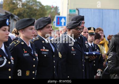 Brig. Gen. Frederick R. Maiocco jr., Kommandant der 7. der US-Armee finden Mission unterstützt den Befehl, mit seinen Soldaten, Reenactors und Würdenträger aus Frankreich und den USA in Ehren 16. Der US-Armee Infanterie Regiment, 1 Infanterie Division des historischen Überquerung der Brücke im Dorf Nonsard, Frankreich, während des Ersten Weltkriegs Centennial celebration, Sept. 22, 2018. Stockfoto