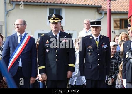 Brig. Gen. Frederick R. Maiocco jr., Kommandant der 7. der US-Armee finden Mission unterstützt den Befehl, mit seinen Soldaten, Reenactors und Würdenträger aus Frankreich und den USA in Ehren 16. Der US-Armee Infanterie Regiment, 1 Infanterie Division des historischen Überquerung der Brücke im Dorf Nonsard, Frankreich, während des Ersten Weltkriegs Centennial celebration, Sept. 22, 2018. Stockfoto