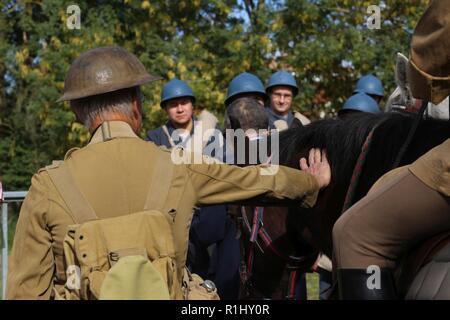 Brig. Gen. Frederick R. Maiocco jr., Kommandant der 7. der US-Armee finden Mission unterstützt den Befehl, mit seinen Soldaten, Reenactors und Würdenträger aus Frankreich und den USA in Ehren 16. Der US-Armee Infanterie Regiment, 1 Infanterie Division des historischen Überquerung der Brücke im Dorf Nonsard, Frankreich, während des Ersten Weltkriegs Centennial celebration, Sept. 22, 2018. Stockfoto