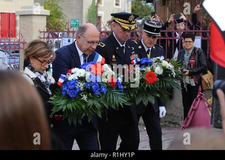 Brig. Gen. Frederick R. Maiocco jr., Kommandant der 7. der US-Armee finden Mission Support Command, trat Soldaten, Reenactors und Würdenträger aus Frankreich und den USA in Ehren historische Aufnahme der US Army 1st Infantry Division des Dorfes Nonsard, Frankreich, während des Ersten Weltkriegs Centennial celebration, Sept. 22, 2018. Stockfoto