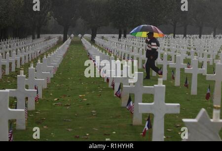 Service Mitglieder, Reenactors und Würdenträger aus Frankreich und den USA gedenken der 100. Jahrestag der Meuse-Argonne Offensive während des Ersten Weltkrieges Zeremonie an der Meuse-Argonne Amerikanischen Friedhof in Frankreich, Sept. 23, 2018 statt. Gewittern und orkanartigen Böen nicht Massen von ehren diejenigen, die alle für den Frieden geopfert zu verhindern. Stockfoto