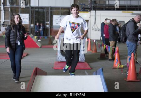 Royal Air Force Cpl. Natalie Felder, 1 taktische Polizei Squadron, RAF Honington, mal ein Athlet in den Hindernislauf auf der 37 Joan Mann spezielle Sport Tag bei der RAF Mildenhall, England, Sept. 22, 2018 konkurrieren. Die jährliche Veranstaltung nahmen rund 600 Freiwillige aus RAF Mildenhall, RAF Lakenheath, RAF FELTWELL und RAF Honington. Stockfoto