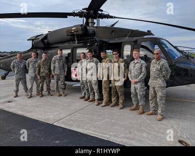 New York Army National Guard Soldaten der Firma C, 1.BATAILLON, allgemeine Unterstützung 171st Aviation Battalion, der Hurrikan Florenz in Nord-carolina reagierte, posieren für ein Foto nach der Rückkehr an Sept. 20, 2018 Army Aviation Support #2 in Rochester, New York, präsent. Bild, von links) CPT Anthony Lechanski, CPt Michael Jamieson, SPC Michael Cassata, 1 LT Brandon Zakris, SGT Joseph Roth, CW 3 Christian Koch, SSG Charles Gabriel, SGT Matthew Sovine, SGT Alex Bielawa und 1 SG Hal Fellows. ( Stockfoto