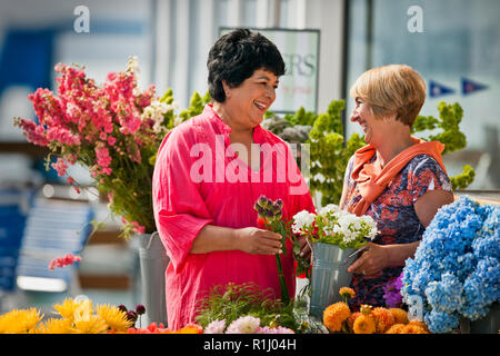 Gerne Freunde genießen Sie einen Tag in einem Blumenmarkt. Stockfoto