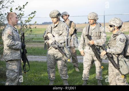 U.S. Army Staff Sgt. Dave Christopher, 316 Psychologische Operationen Unternehmen PSYOP Spezialisten und Evaluator, bereitet (von links) Staff Sgt. Bo Hall, Staff Sgt. Adam Childers und Tech. Sgt. Christopher Barrett, alle Sicherheitskräfte 434th Squadron fire Team Mitglieder für die Übung während einer Armee Krieger Aufgabe Konkurrenz an Grissom Air Reserve Base, Indiana, Sept. 21, 2018 Kontakt zu reagieren. Die 3-Mann Team war einer von 11 anderen Teams aber die einzige Luftwaffe Team verdienen den zweiten Platz im Wettbewerb zu beteiligen. Stockfoto